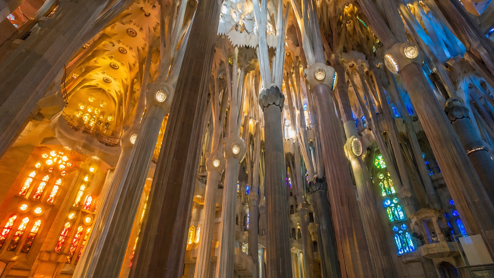 Sagrada Família — інтер'єр з вітражами Інтер'єр Sagrada Família зі світлом крізь кольорові вітражі