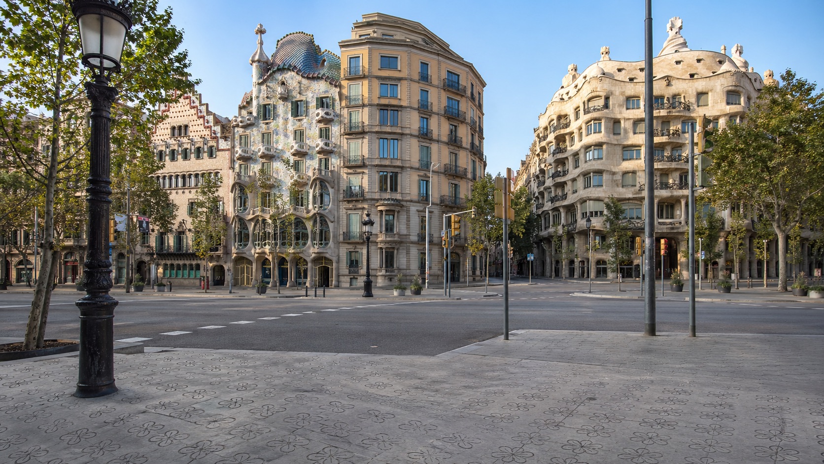 Перехрестя Passeig de Gràcia з модерністськими будинками Гауді у Барселоні