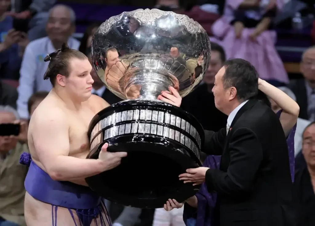Данило Явгусишин утретє виграв Кубок Імператора: хто такий Аонішікі та як українець підкорив сумо
